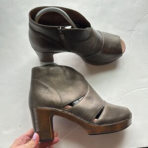 Dansko Women's Delphina Ankle Bootie Aged Bronze Leather Sz 9.5 Peep Toe‎ Clog